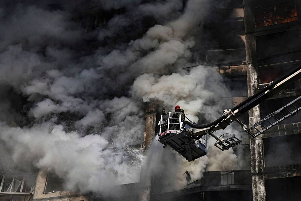Kiovalainen kerrostalo täyttyi savusta ohjusiskun jälkeen, pelastushenkilökunta koitti sammuttaa liekkejä.