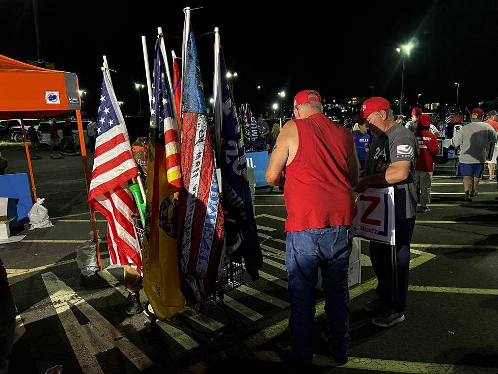Moni jäi lippukaupoille, kun väki purkautui ulos areenalta Trumpin esiintymisen jälkeen. 