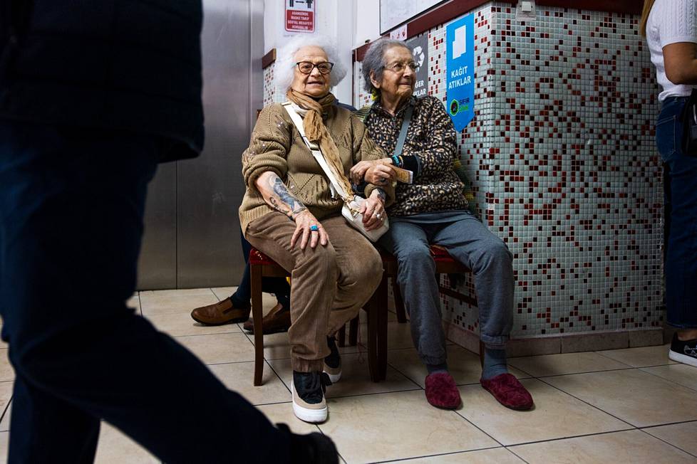 85-vuotias Nevin Demirhan (vas.) ja 90-vuotias Beyhan Kılıçbay lepuuttivat jalkojaan äänestyspaikalla Ankarassa sunnuntaina. 