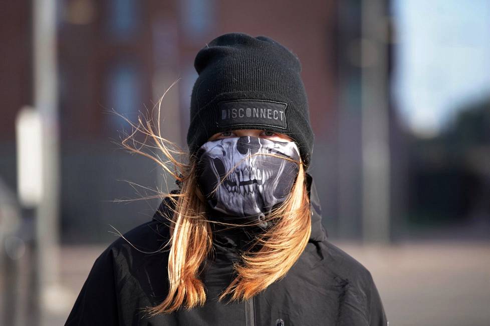 Suomalaiset pukeutuvat impovisoituihin maskeihin koronaepidemian alussa.  HS:n kuvaaja Sami Kero kuvasi helsinkiläisen Venla Mäenpään Kalasatamassa maaliskuussa 2020. 