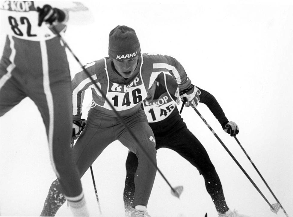 Kari Ristanen kuokki mäkeä ylös SM-kisoissa vuonna 1986. Hän oli ohittanut Harri Kirvesniemen jo puolella minuutilla.