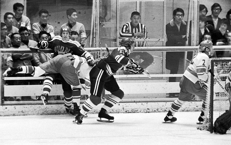 Leijonat kohtasivat Izvestija-voiton jälkeen Punakoneen seuraavan kerran Sapporon olympialaisissa helmikuussa 1972. Neuvostoliitto ei enää antanut Suomen yllättää ja voitti ottelun 9–3. Juhani Tamminen (keskellä) ottelun tuoksinnassa.
