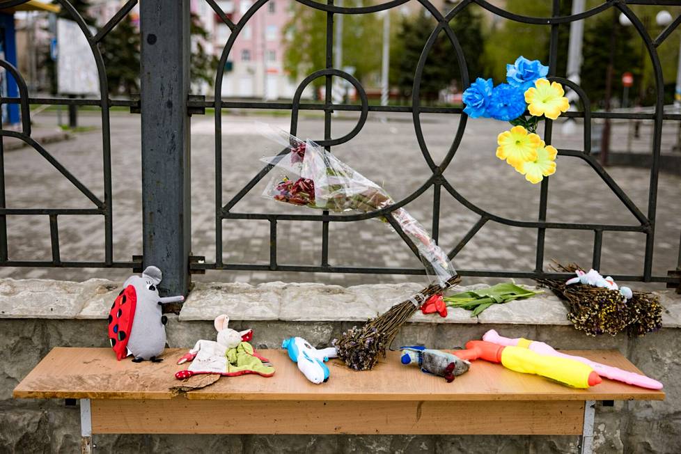 Станция Краматорска, где взорвалась ракета "Точка У”, в результате чего погибло около 60 мирных жителей. Среди убитых были и дети, в память о которых жители принесли цветы и игрушки. ФОТО: МИКА РАНТА / HS