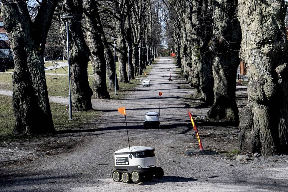 Akkukäyttöiset kuljetusrobotit ryhmäytyvät Otaniemessä. Tällä hetkellä robottien kantama kattaa noin kolmasosan Espoosta.