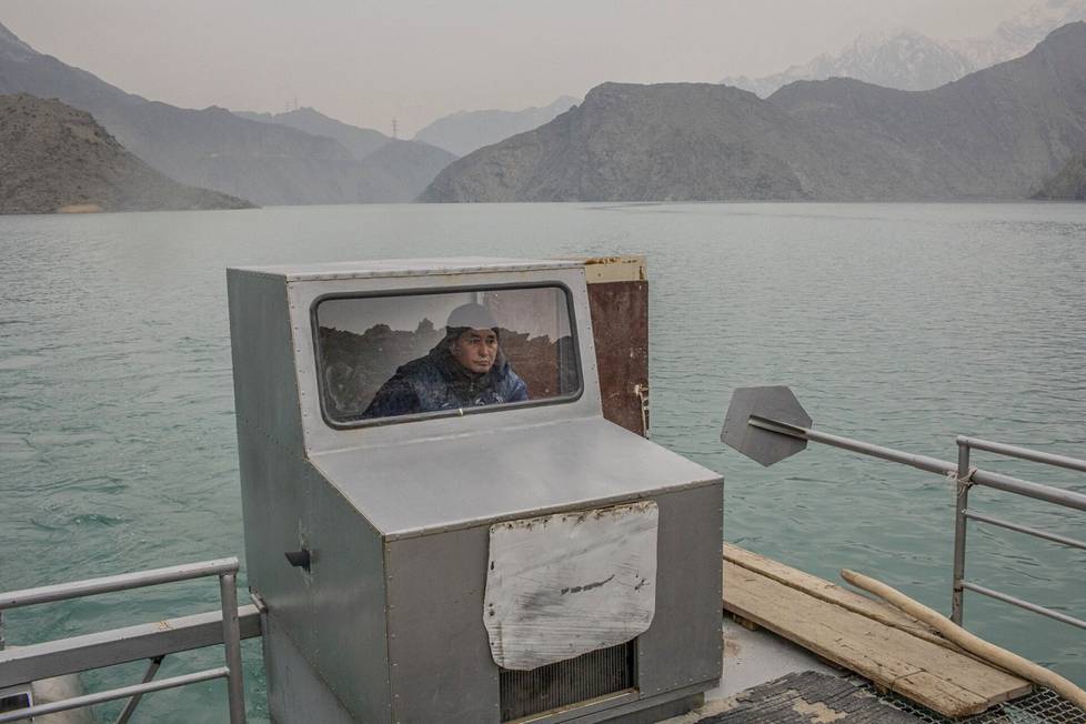 Sonunbek Kadyrovin vene toimii Kyzyl-Beyitin kylän taksina Kirgisiassa. Padon rakentaminen yli 20 vuotta sitten esti pääsyn kylän päätielle. Tehoton vesihuolto on vaikeuttanut ihmisten liikkumista alueella.