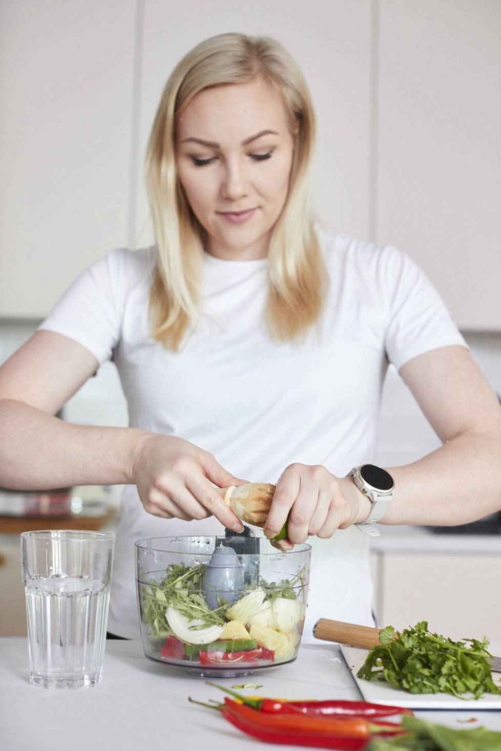 Emma Kimiläinen hakee koneesta tehoja myös keittiössä.