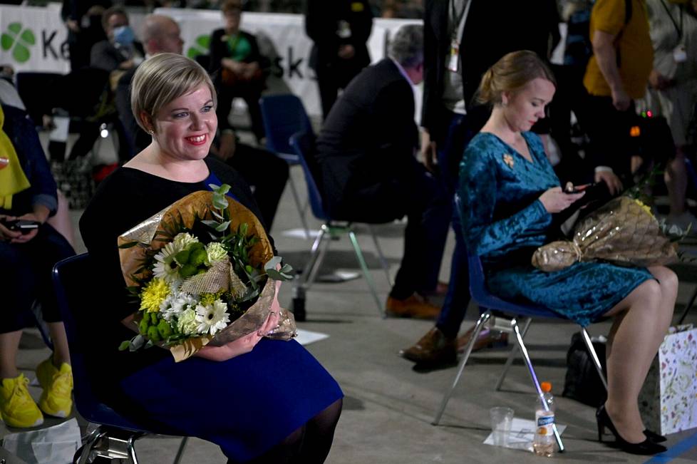 Annika Saarikko nousi keskustan puheenjohtajaksi syyskuussa 2020. Taustalla väistynyt puheenjohtaja Katri Kulmuni.