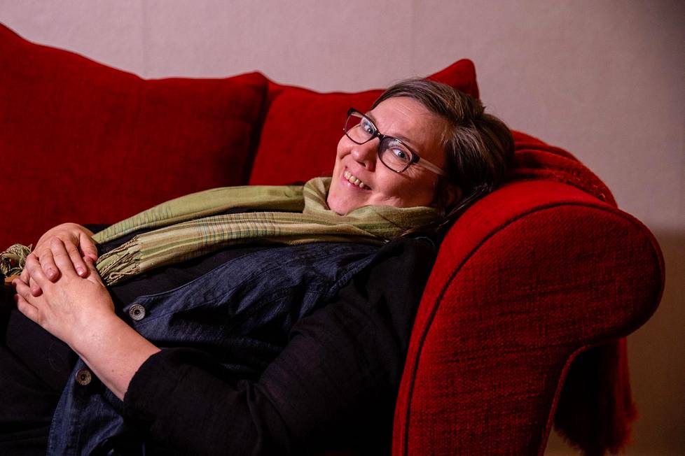 Kristiina Alatalo tekee vain vähän töitä ja käyttää päivästään ison osan pelkkään olemiseen. Tällä sohvalla hän istuu usein meditaatioasennossa.