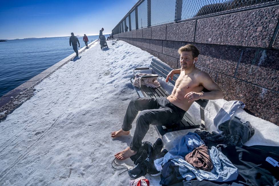 Talviuimari Ville Ohtonen otti ensin kymmenen minuuttia uinnin jälkeen aurinkoa uikkareissaan ennen kuin hän alkoi pikku hiljaa pukeutua. Siinäkin ehti vielä puolivälissä pysähtyä palvomaan aurinkoa.