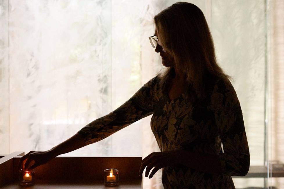 Sairaalapappi Johanna Tammelin sytyttää led-kynttilän Uuden lastensairaalan kappelissa.