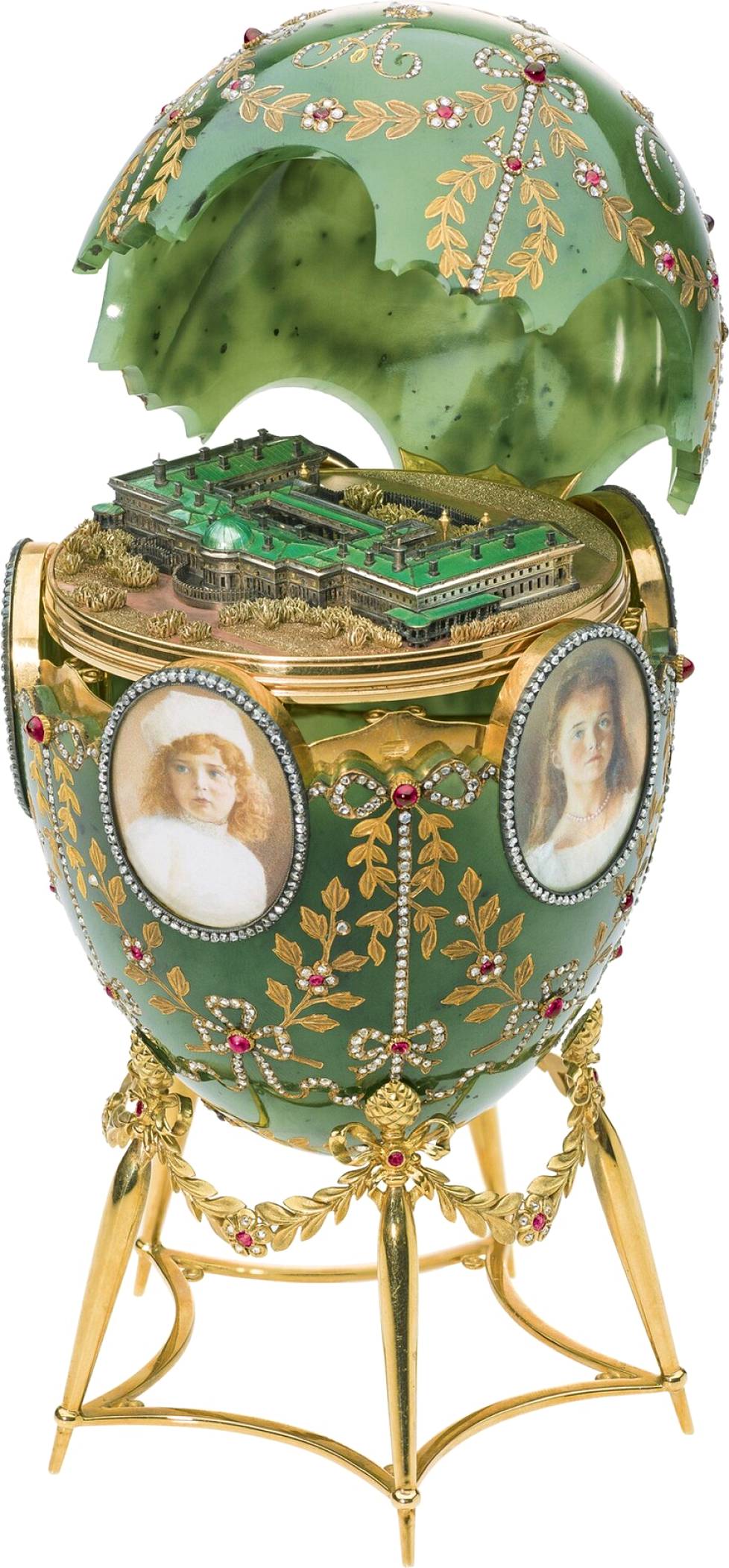 Lontoon näyttelyyn on lainattu muutama esine Kremlin museosta Moskovasta. Vuoden 1908 keisarillinen pääsiäismuna eli Aleksanterin palatsin muna on yksi niistä. Se valmistettiin Henrik Wigströmin työpajassa. Wigströmkin kuului Fabergén suomalaistaustaisiin mestareihin. 