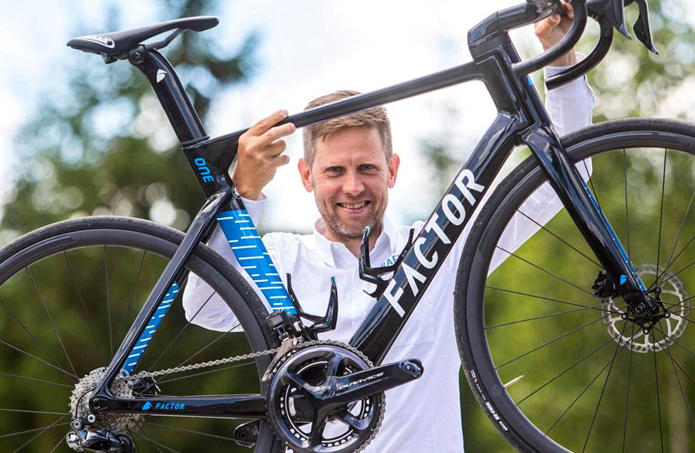 Entinen ammattipyöräilijä Kjell Carlström luotsaa joukkuetta Israel–Premier Tech. Kuva on Porvoosta heinäkuulta 2020.