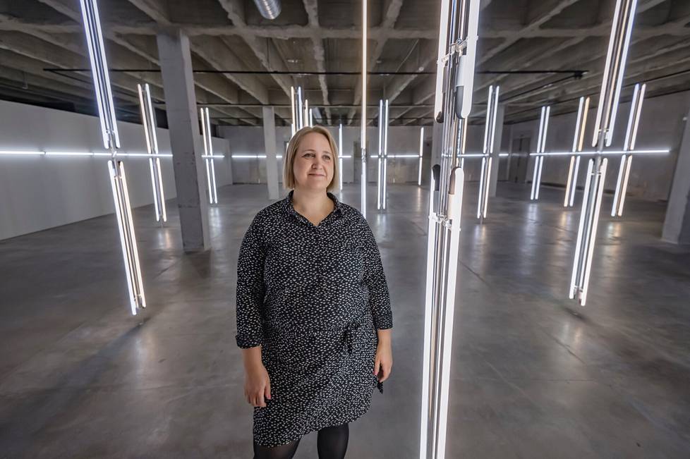 ”Tilat määrittävät ohjelmasuunnittelua”, sanoo  taidekuraattori Sanna Karimäki-Nuutinen. Seinäjoen taidehallin toisen kerroksen Halli-näyttelytilassa on parhaillaan esillä tunnetun norjalaisen taiteilijan Anne Katrine Senstadin teoksia. 