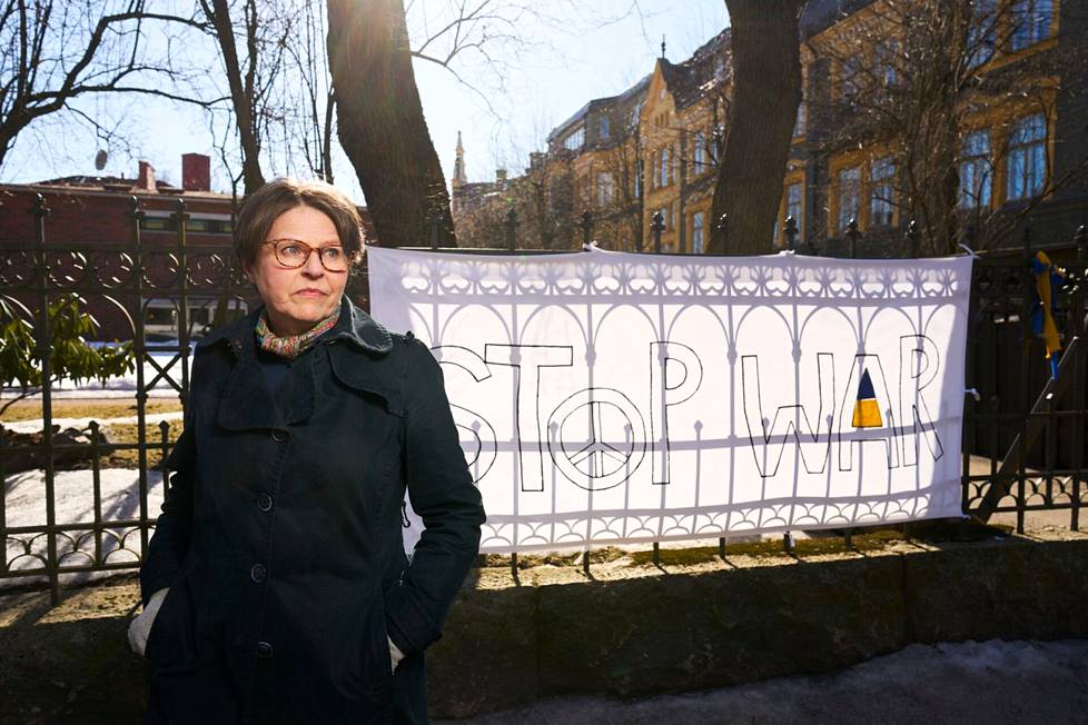 Heidi Hautala Venäjän suurlähetystön edessä huhtikuussa. Tuolloin suurlähetystön aitaan oli kiinnitetty sodan lopettamista vaativa lakana.