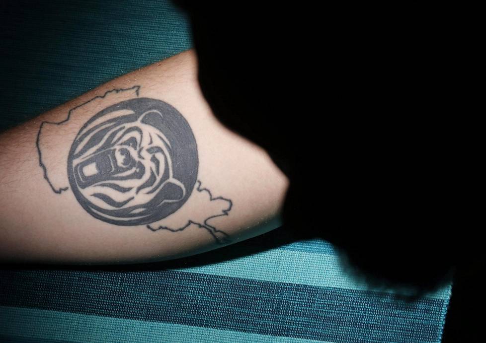 Suomalainen rauhanturvaaja tatuoi käteensä karhun ja sen taustalle Afganistanin rajat. Karhu oli erään joukkueen tunnus. Samankaltainen tatuointi on usealla aseveljellä.
