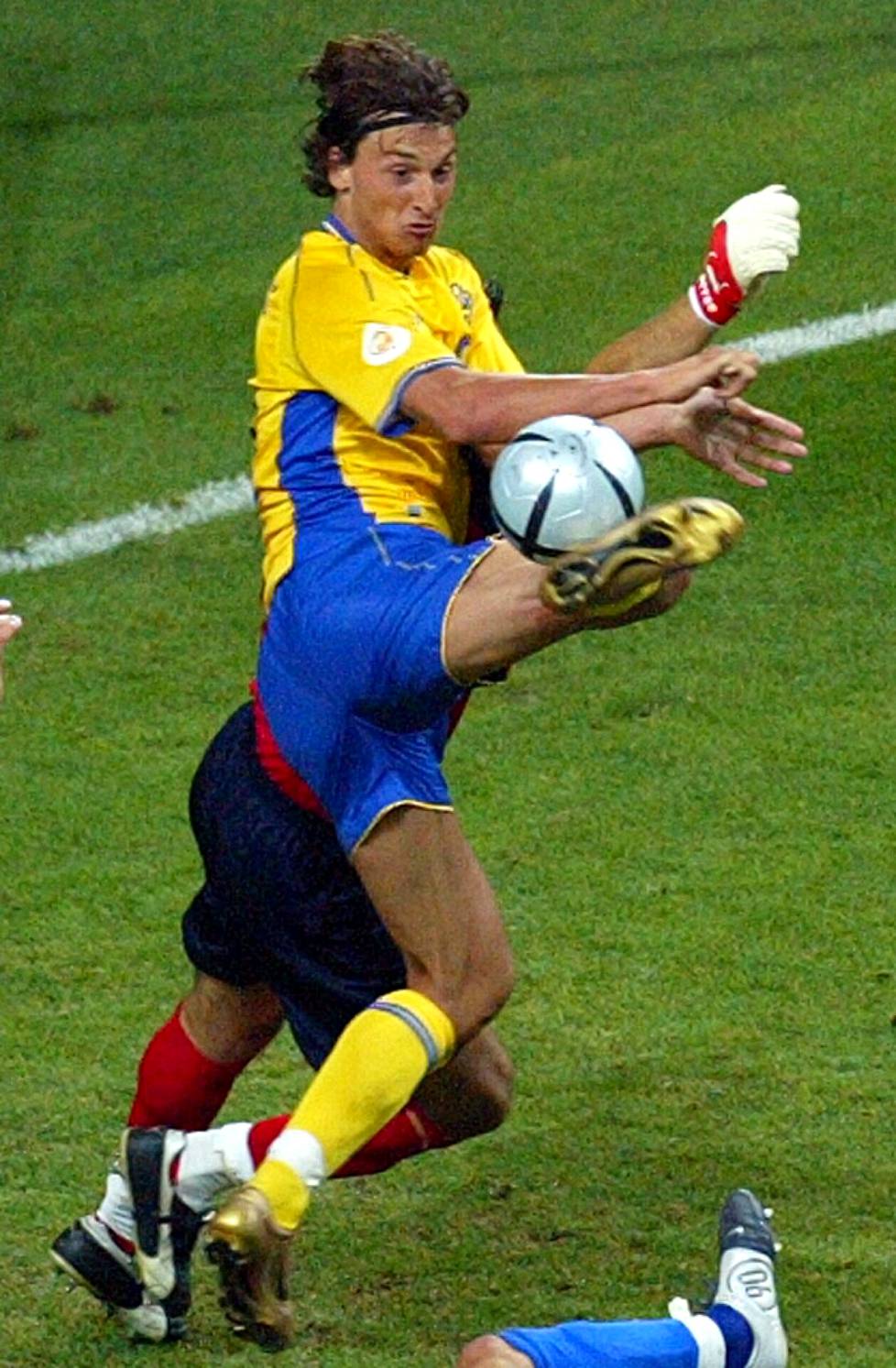 Maaginen hetki. Zlatan taituroi Ruotsille 1–1-tasoituksen Italiaa vastaan vuoden 2004 EM-kisoissa.