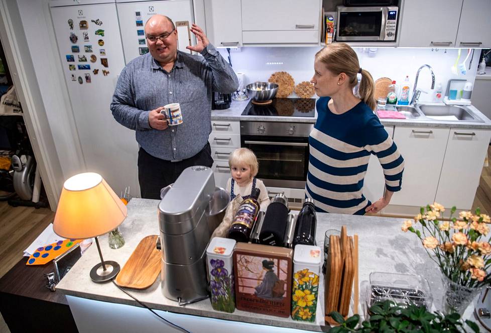 Lauri W. Hella ja Anneliis Ihermann-Hella asuvat kolmevuotiaan Auroran ja viisi kuukautta vanhan Aatos-vauvan kanssa Kivistön aseman vieressä kaarevan talon 9. kerroksessa. 