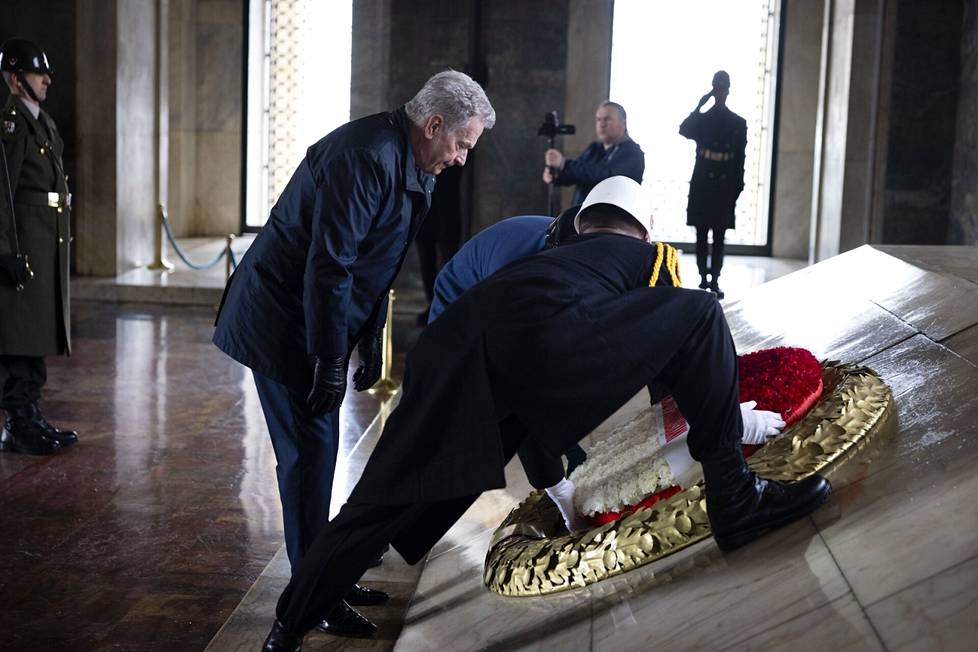 Niinistö laski seppeleen Turkin tasavallan perustajan Mustafa Kemal Atatürkin mausoleumilla.