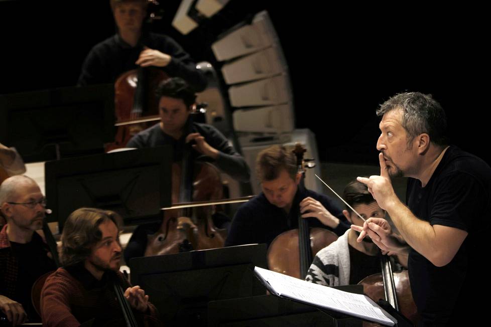 Thomas Adès johti Radion sinfoniaorkesterin harjoituksia Helsingissä maanantaina.