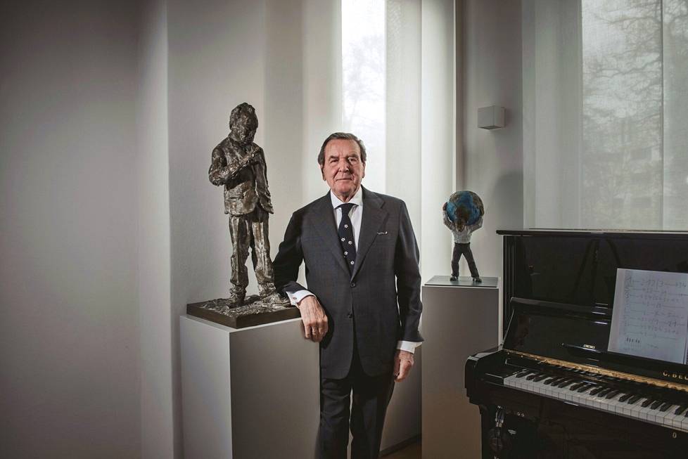 Gerhard Schröder asettui kuvattavaksi kotonaan Hannoverissa The New York Timesin haastattelua varten 14. huhtikuuta.