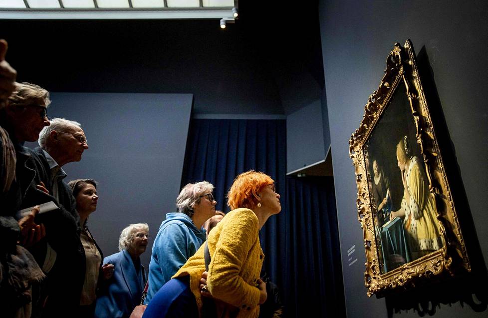 Vermeer-näyttelyyn on luvassa tungosta. Kuvassa näyttelyvieraita tutkimassa maalausta Rouva ja kamarineiti (1667/68), joka on saatu lainaan New Yorkista, Frick-kokoelmasta. 