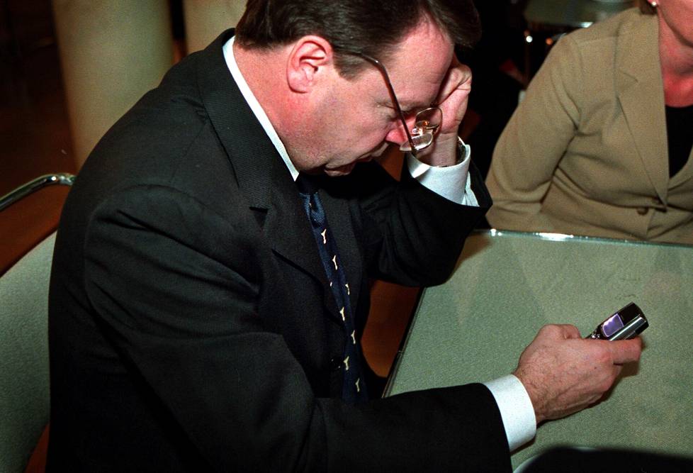 Ilkka Kanervan tie Suomen Pankkiin nousi taas pystyyn marraskuussa 2001. Kanerva tarkkaili tekstiviestejä ennen eduskunnan täysistuntoa 30.11.