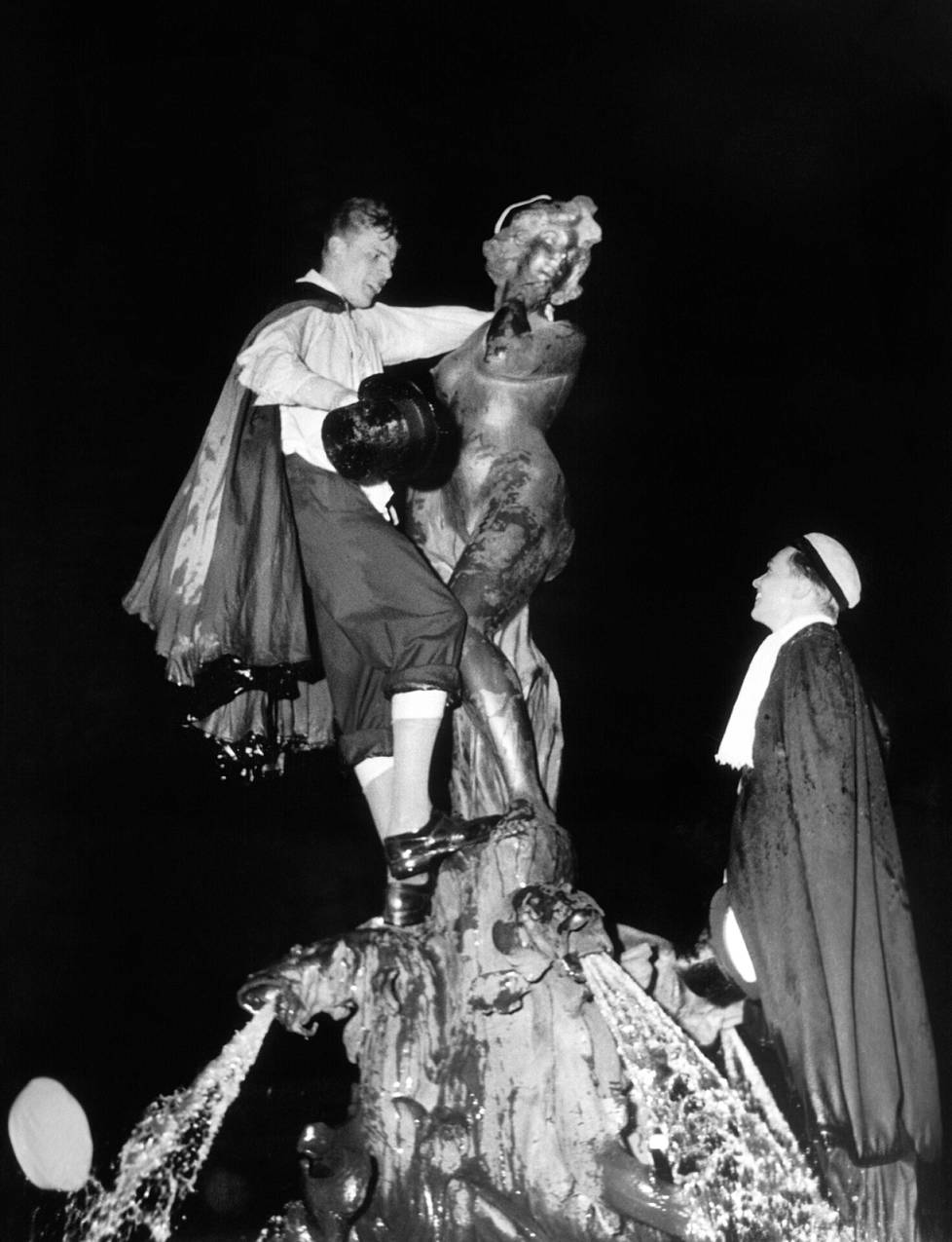 Vuonna 1955 teekkarit saivat vielä kiivetä Mantan päälle lakittamaan patsasta vappuaattona.