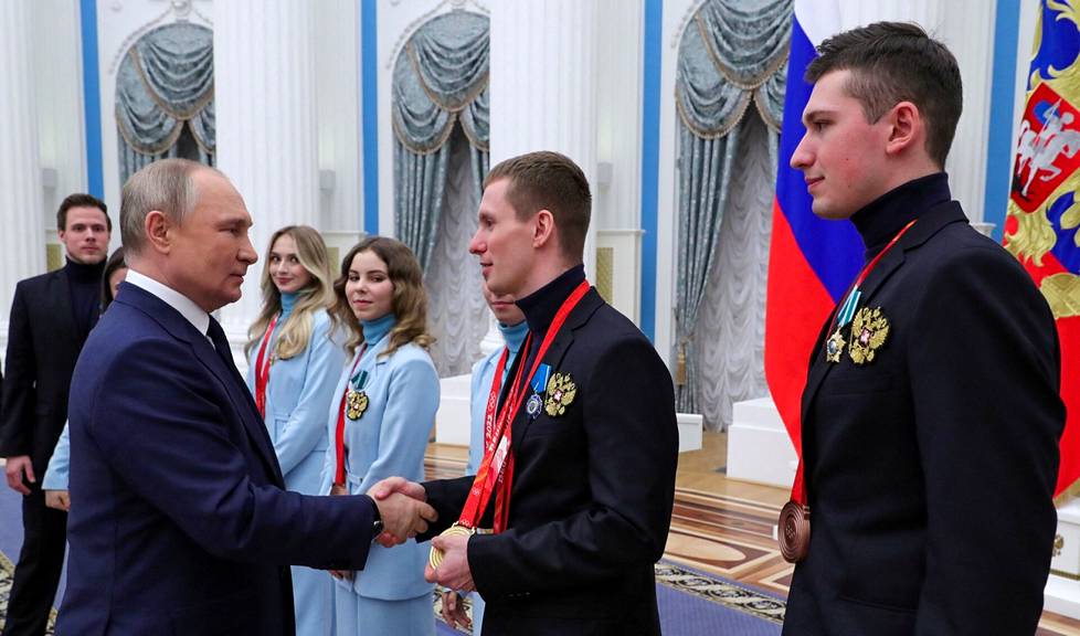 Pekingin talviolympialaiset käytiin juuri ennen Venäjän hyökkäystä Ukrainaan helmikuun alussa 2022. Kisoissa menestyneitä Venäjän olympiakomitean urheilijoita juhlittiin presidentti Vladimir Putinin johdolla Kremlissä huhtikuussa.