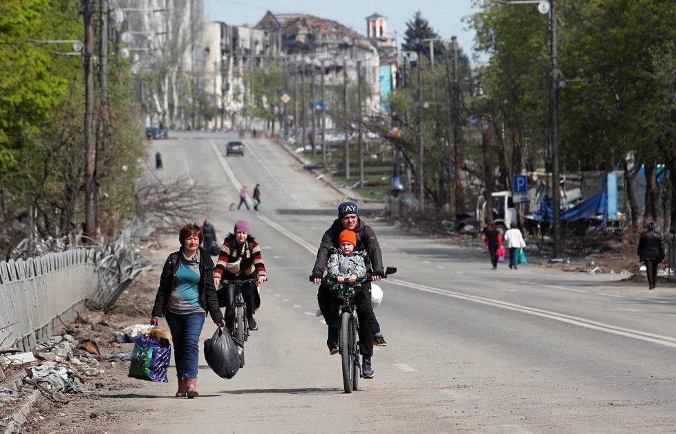 Local residents in Mariupol after the start of the war. Photo taken April 25th.