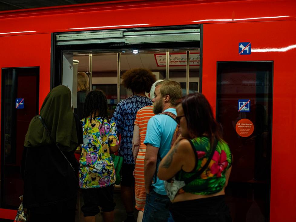 Ihmisiä nousemassa metron kyytiin Itäkeskuksessa.