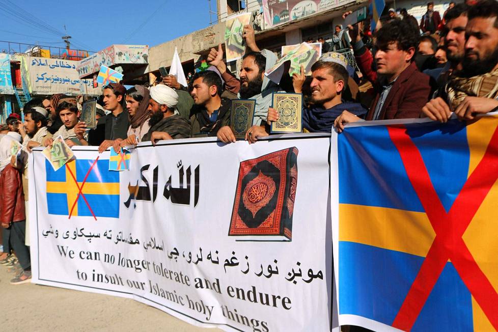Mielenosoittajia Ruotsin vastaisessa mielenosoituksessa Afganistanissa, Khostin kaupungissa tiistaina.