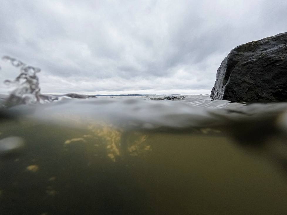 Veden syvyys ja virtaukset voivat tehdä vainajan löytämisestä vaikeaa. Ruumis voi liikkua Itämerellä pitkiä matkoja tai pysytellä lähes paikallaan.