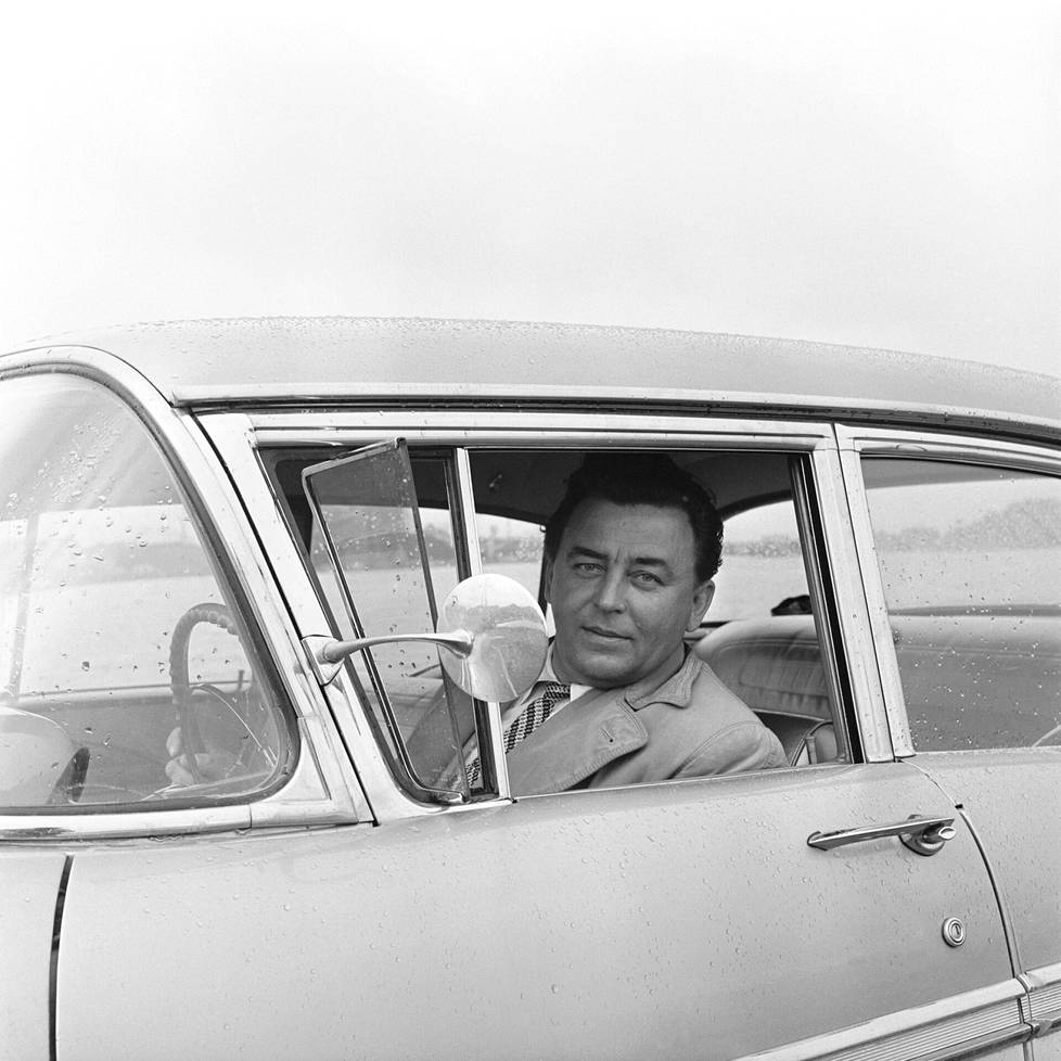 Olavi Virta ajeli ylpeänä viimeistä mallia olevalla Chevrolet Bel Airillä Tervasaarenrannassa Helsingissä vuonna 1958. 