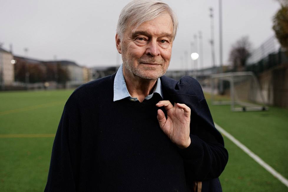 Markku Peltoniemi nousi HJK:ssa nuoreksi pelaajatähdeksi 1960-luvulla, ja seuraavien vuosikymmenien aikana hänestä tuli seuralegenda toimittuaan neljällä vuosikymmenellä joukkueenjohtajana.