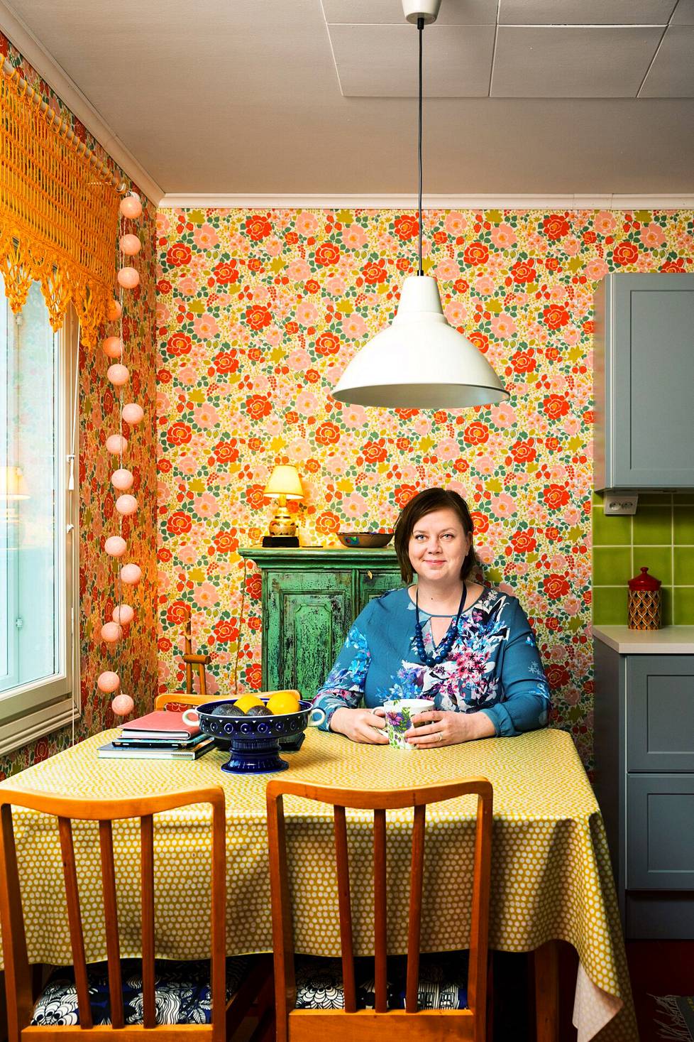 Susanna Isosomppi on luonut keittiöönsä väreillä ihanan kesäisen tunnelman. Hän ajatteleekin, että värit toimivat kotona ennen muuta erilaisten tunnelmien luojana.