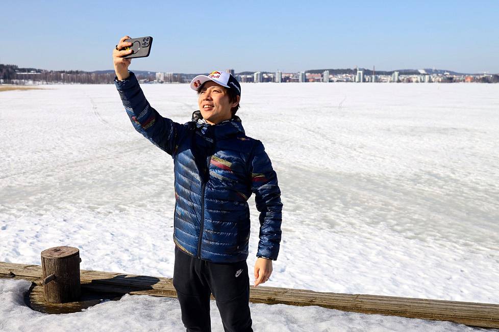 Takamoto Katsuta otti selfien Jyväsjärven rannalla kotikaupungissaan Jyväskylässä.