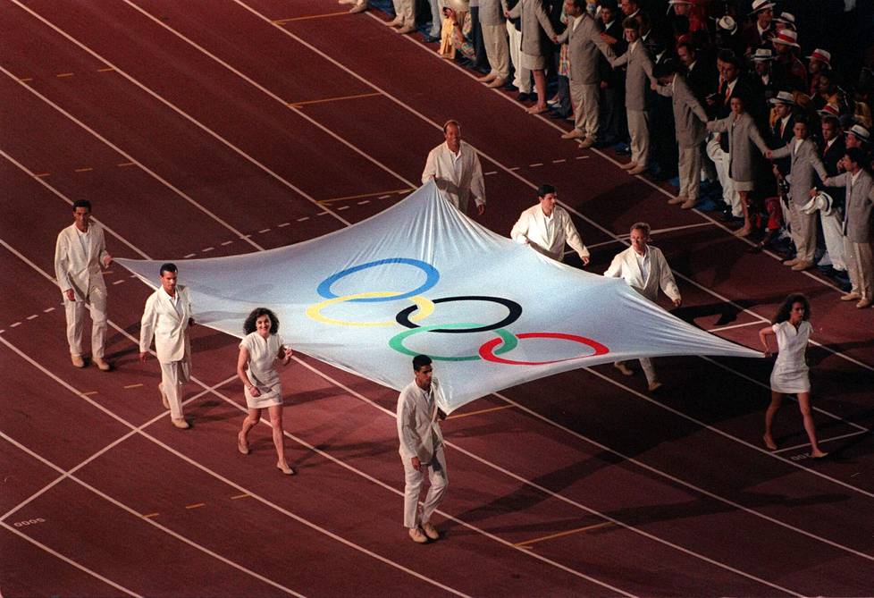 Olympialippu kannettiin stadionille Barcelonan olympialaisten avajaisissa, 25. heinäkuuta 1992.