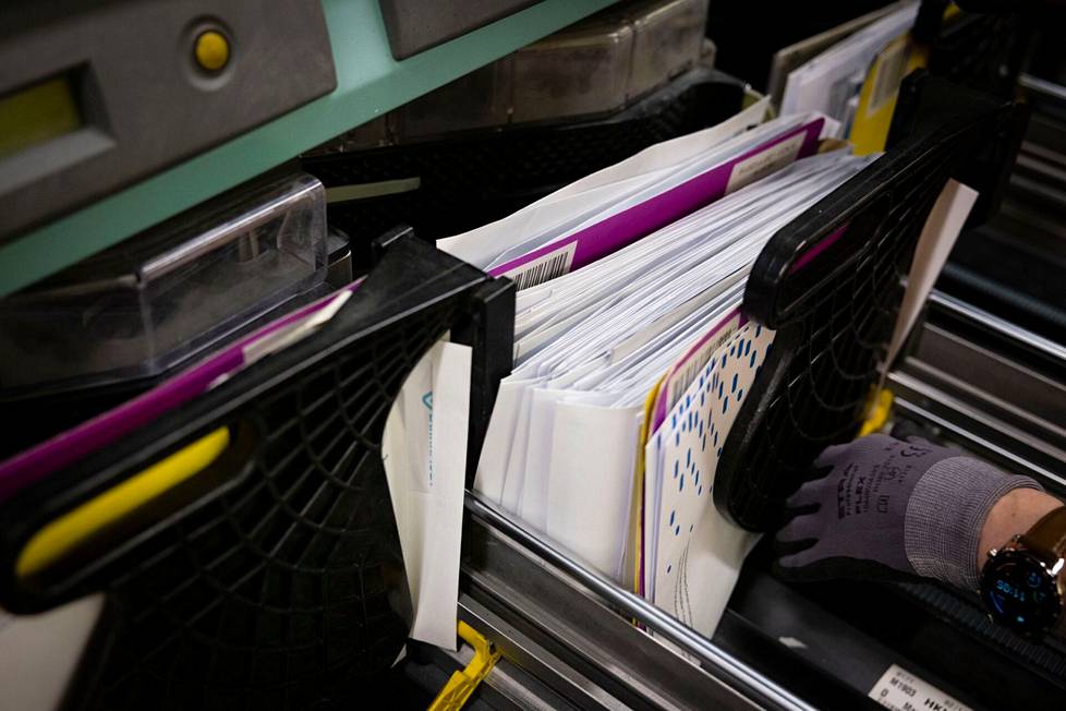 The machine creates ready-made distribution bundles from shipments.  Since the papers pass through tight rollers in the machine, you should not put keys, for example, in the letters.  They do not bend smoothly between the rollers, but tear holes in the paper.  Sometimes the rollers make marks on the cards.  Then it's time to change the rollers.  Sometimes, during maintenance, you will find mail that has fallen inside the machine.  A bigger reason for undelivered letters than a machine devouring letters is still humans.  For example, a misdelivered letter may never reach its destination if the recipient does not return it to Posti.