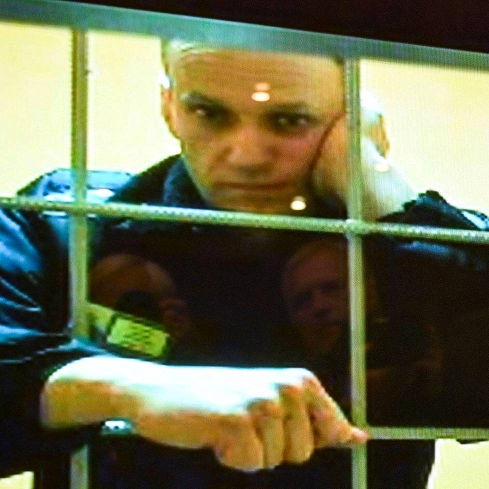Vangittu oppositiojohtaja Aleksei Navalnyi videoruudulla oikeuden kuulemisessa toukokuussa 2022.
