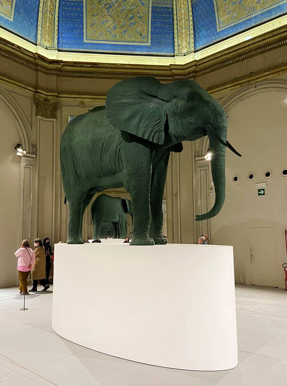 Katarina Fritschin Elefantin tummanvihreä, keinotekoinen väri tekee siitä epätodellisen.