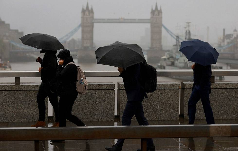 Työntekijät kävelivät London Bridge -sillan yli kohti Lontoon liike-elämän keskusaluetta syyskuussa.