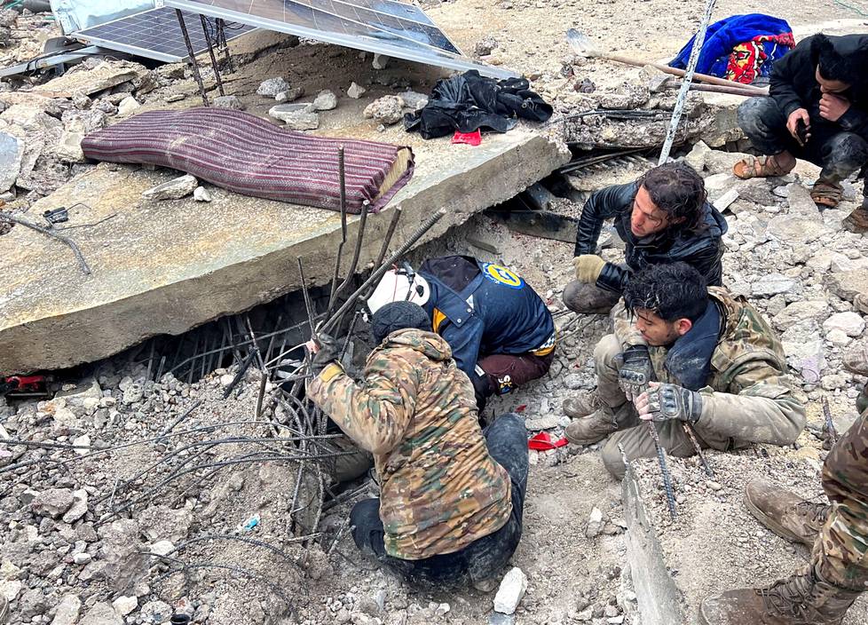 Syyrian Jandarisissa pelastajat yrittivät löytää elonmerkkejä sortuneen talon raunioista.