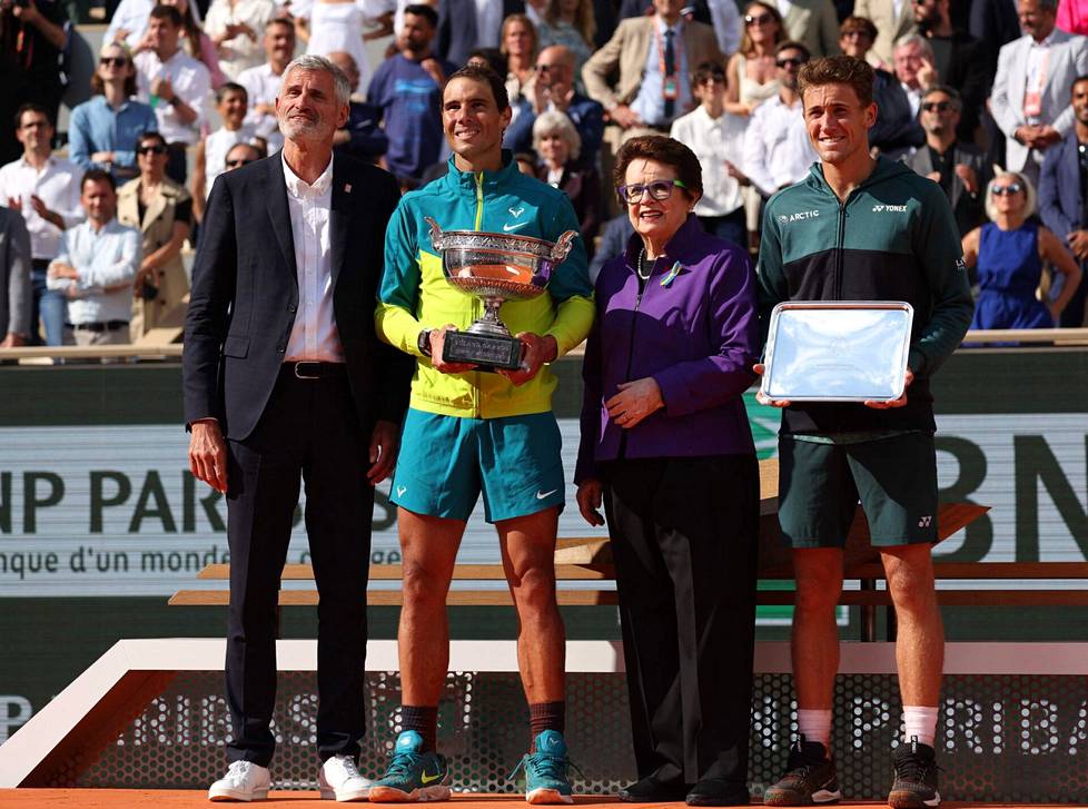 Ikimuistoinen hetki. Casper Ruud (oik.) pääsi samalle palkintokorokkeelle Rafael Nadalin kanssa. Vasemmalla Ranskan tennisliiton puheenjohtaja Gilles Moretton ja lajin legenda Billie Jean King.