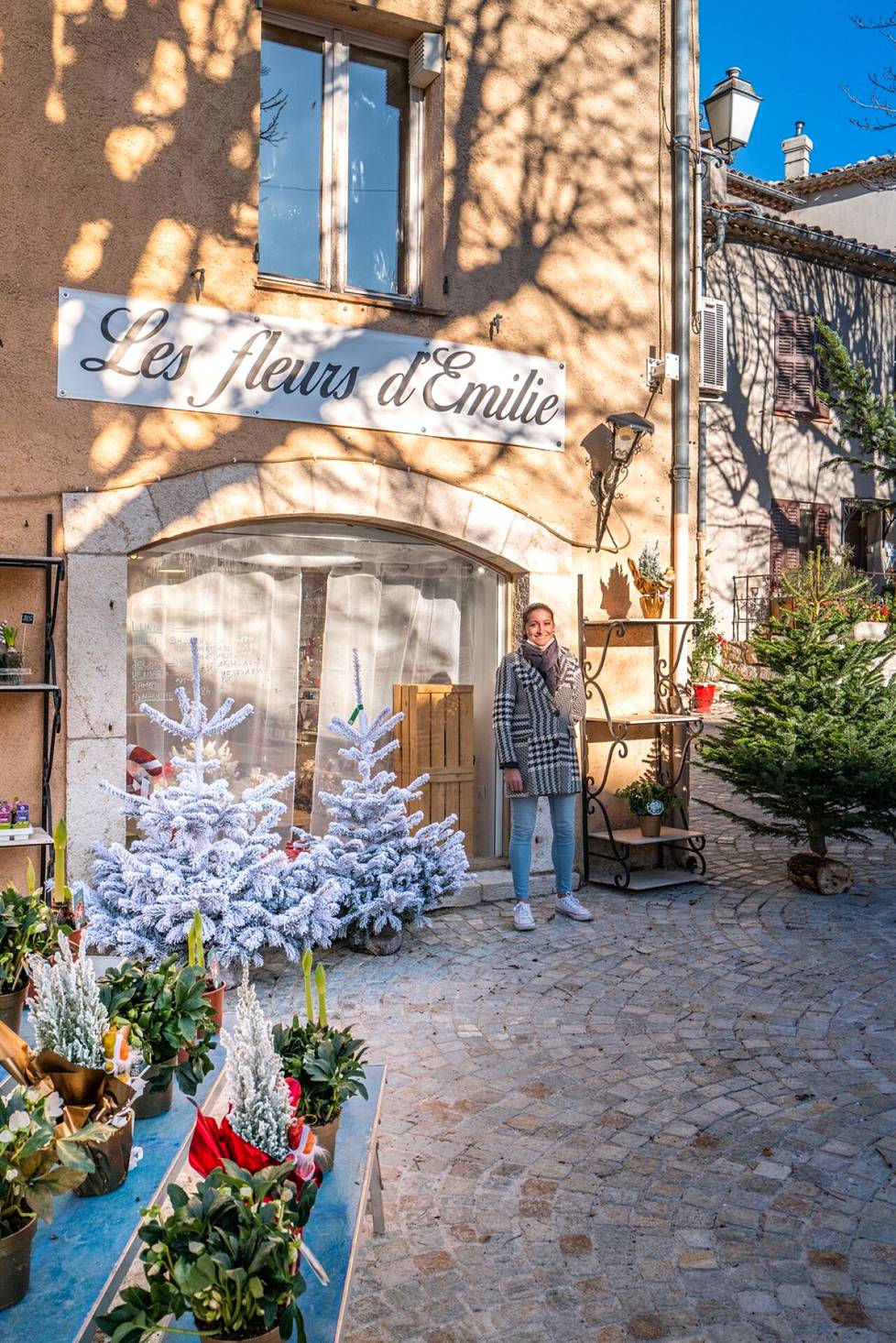 Emilie Flanquart avasi kukkakauppansa Saint-Vallier-de-Thieyn kylään vuosi sitten.