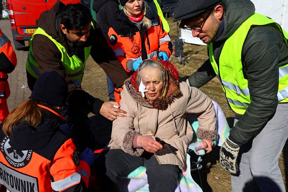 Vapaaehtoiset auttoivat 75-vuotiasta Lidija Ivanovnaa, joka oli haavoittunut. Ivanovna oli päässyt Medykan kaupunkiin Puolan puolelle pakoon.