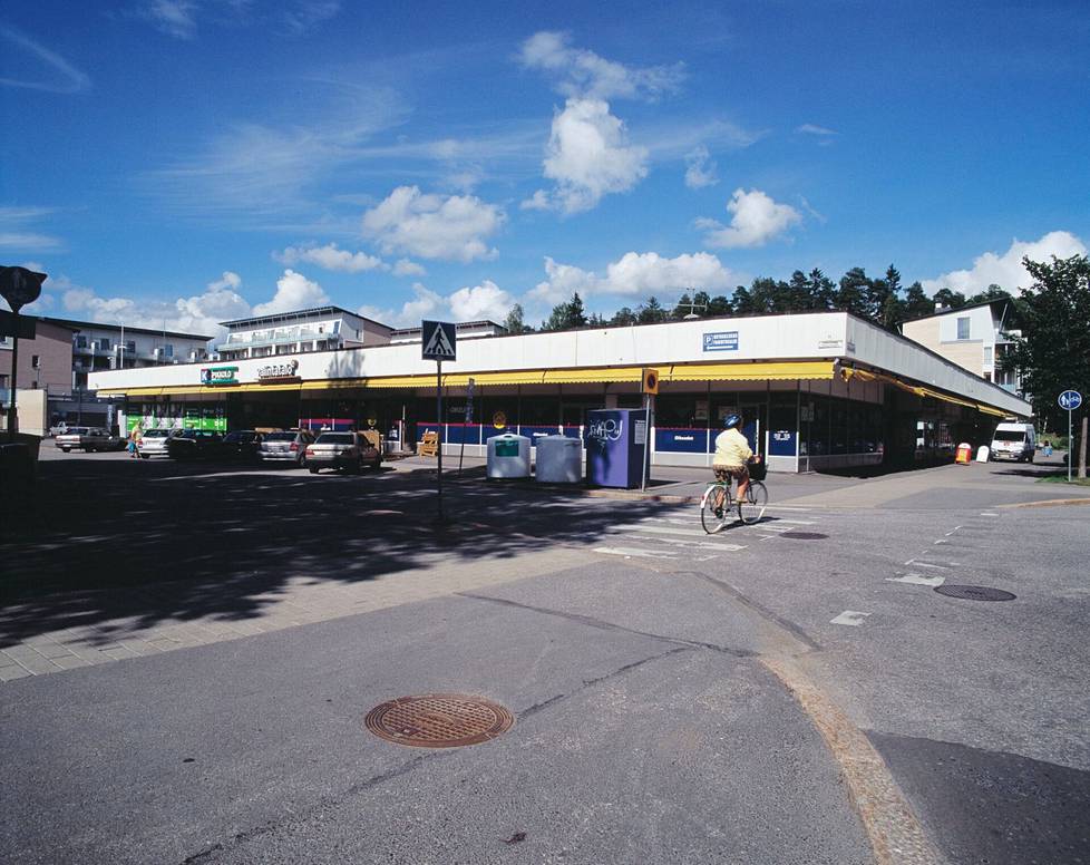 A shopping center on the corner of Klaavuntie and Rusthollarintie photographed in 2004.