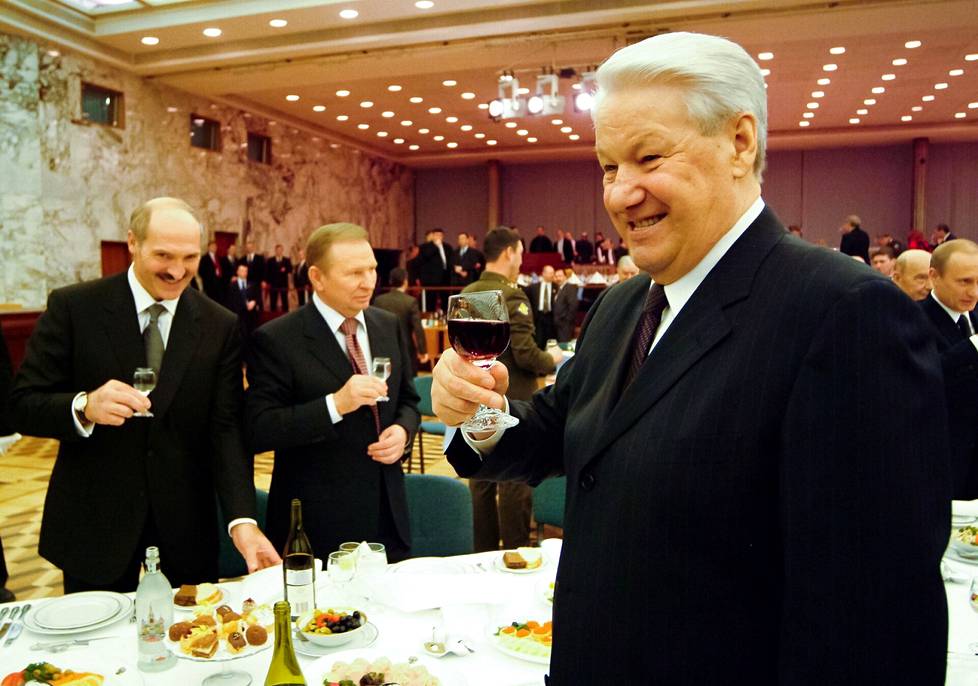 Venäjän edesmennyt presidentti Boris Jeltsin kohotti lasiaan isänmaan puolustajien päivänä duumassa vuonna 2003. Vasemmalla Valko-Venäjän johtaja Aljaksandr Lukašenka ja Ukrainan entinen presidentti Leonid Kutšma. Kuvan oikeassa laidassa Vladimir Putin.