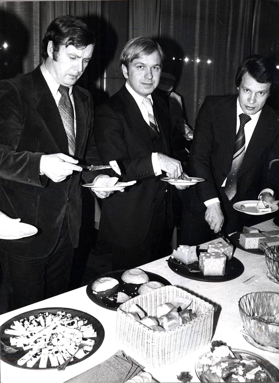 Kansanedustajat Juhani Orrenmaa (lib), Erkki Liikanen (sd) ja Ilkka Kanerva (kok) Juustoseuran juustomaistajaisissa vuonna 1978. 