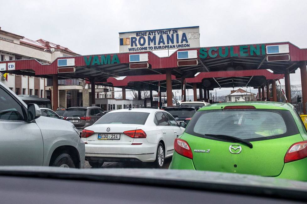 На румынской границе двухчасовая очередь.