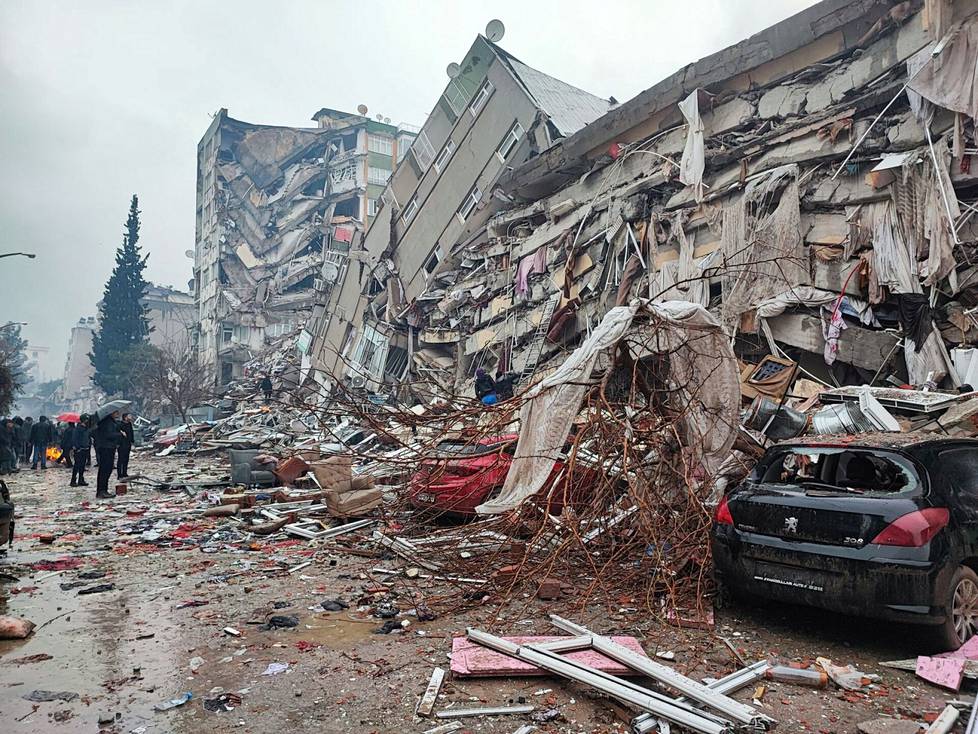 Maanjäristykseksessä maanantaina tuhoutuneita rakennuksia Kahramanmarasissa Turkissa. 